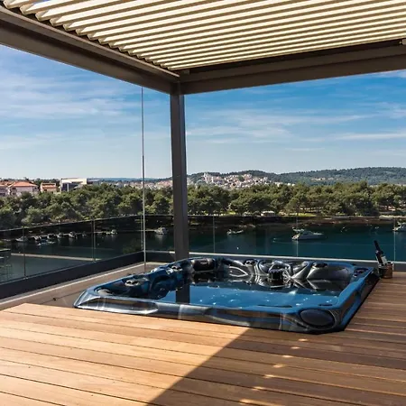 Luxury Royal M With Pool Vi דירה