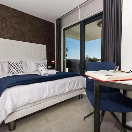 Luxury Royal M With Pool Vi * טרוגיר