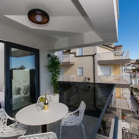 Luxury Royal M With Pool Vi דירה *