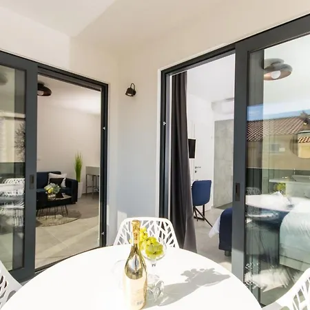 Luxury Royal M With Pool Vi דירה טרוגיר