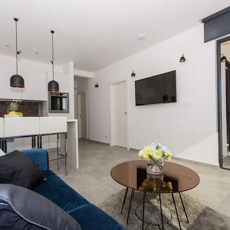 Luxury Royal M With Pool Vi דירה טרוגיר