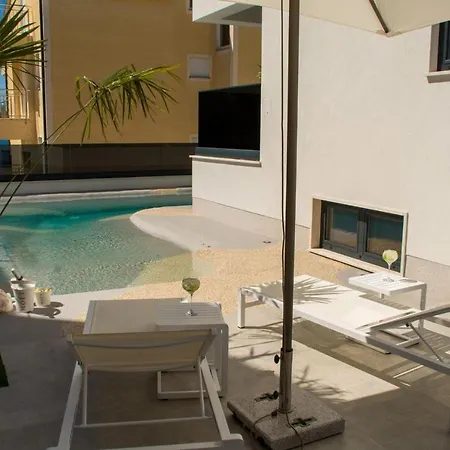 Luxury Royal M With Pool Vi דירה טרוגיר